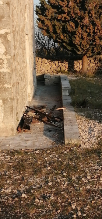 Netko je provalio u crkvu sv. Mihovila na Pisku: Oštećen inventar i išarani zidovi