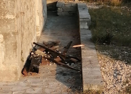 Fotografija 4 - Netko je provalio u crkvu sv. Mihovila na Pisku: Oštećen inventar i išarani zidovi