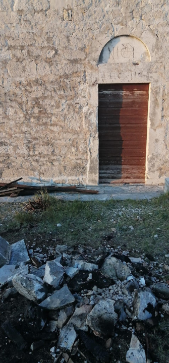 Netko je provalio u crkvu sv. Mihovila na Pisku: Oštećen inventar i išarani zidovi