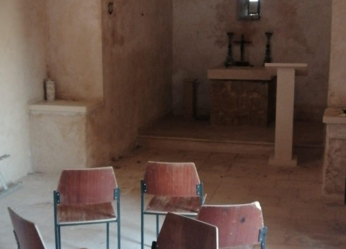 Fotografija 7 - Netko je provalio u crkvu sv. Mihovila na Pisku: Oštećen inventar i išarani zidovi