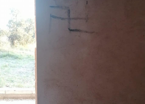 Fotografija 8 - Netko je provalio u crkvu sv. Mihovila na Pisku: Oštećen inventar i išarani zidovi