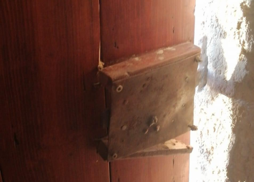 Fotografija 9 - Netko je provalio u crkvu sv. Mihovila na Pisku: Oštećen inventar i išarani zidovi