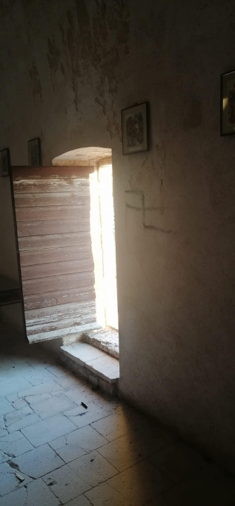 Netko je provalio u crkvu sv. Mihovila na Pisku: Oštećen inventar i išarani zidovi