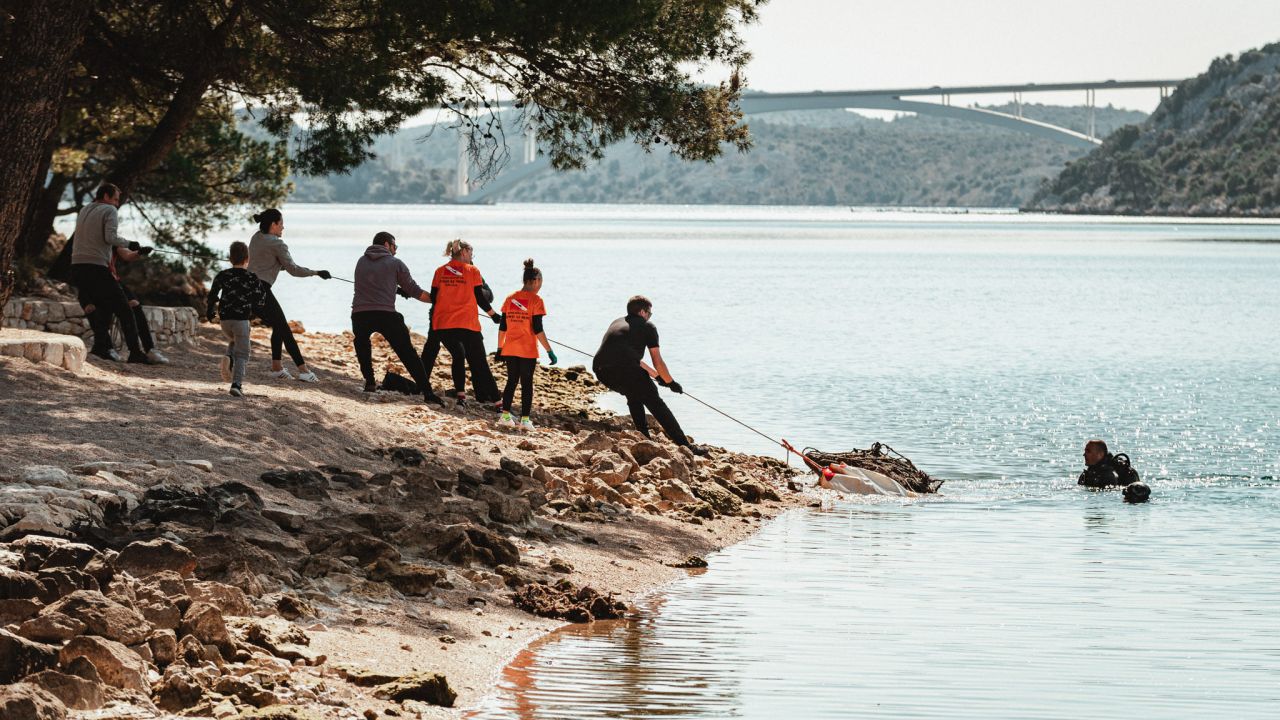 Ostaci Šibenkinog ribogojilišta leže u moru kod Zatona: 'Upozoravali smo Grad i Županiju, samo su prebacivali lopticu'