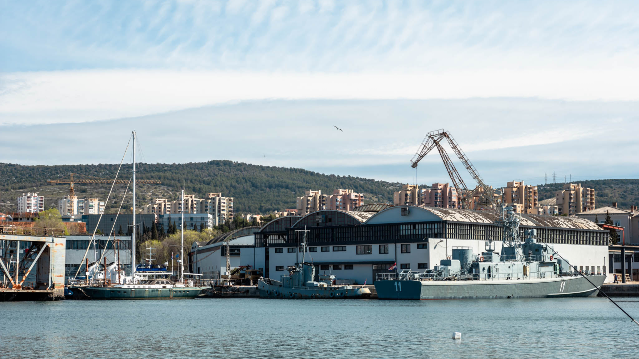 Požar u brodogradilištu u Mandalini brzo lokaliziran: Planulo u hangaru