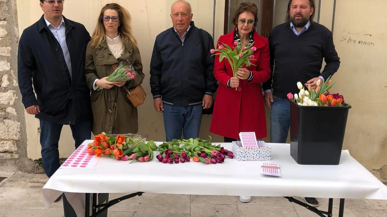 Prodajom tulipana, omiljenog cvijeta Ane Rukavine, Forum žena SDP-a prikupljao sredstva za rad Zaklade