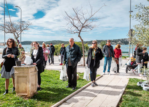 Fotografija 5 - Podjelom sadnica masline i čitanjem poezije na šibenskoj rivi obilježen 100. rođendan Vesne Parun