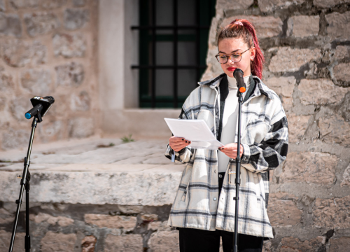 Fotografija 10 - Podjelom sadnica masline i čitanjem poezije na šibenskoj rivi obilježen 100. rođendan Vesne Parun