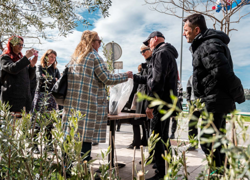 Fotografija 21 - Podjelom sadnica masline i čitanjem poezije na šibenskoj rivi obilježen 100. rođendan Vesne Parun