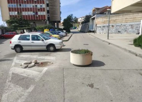 Netko je ogroman pitar ostavio na cesti ispod Plavog nebodera: 'Užasno je težak, nije se ovo moglo na ruke'