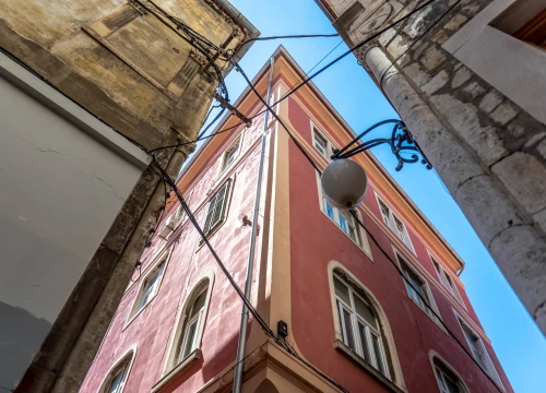 Preko 100 godina stara zgrada u Kalelargi napokon obnovljena: 'Da Grad nije išao s akcijom, ne bi je obnovili. Sada mirnije živim'
