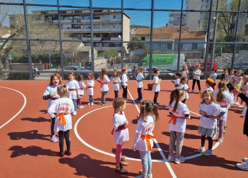 'Balarinci' iz DV Šibenske masline rasplesali se jutros na Baldekinu: 'Kako su smišni, a kako tek lipo plešu i pivaju'