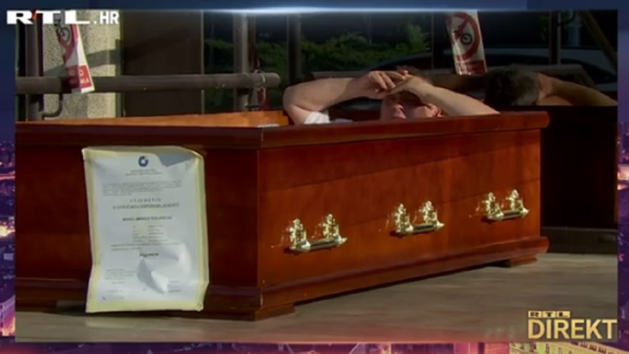 Čovjek ispred Ministarstva gospodarstva već danima leži u mrtvačkom sanduku