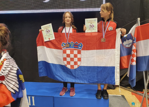 Dvije brončane medalje s Prvenstva Balkana donijele su kući članice Karate kluba Okit