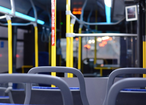 Muškarac djevojčici dao poklon u autobusu: Kada je otvorila skriveni pretinac zaprepastila se
