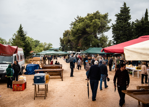 Fotografija 7 - Bili smo na Benkovačkom sajmu: Najtraženija 'roba' su CD-evi Thompsona i Bulića, a za prasetinu se čeka red