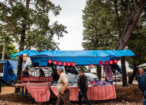 Fotografija 11 - Bili smo na Benkovačkom sajmu: Najtraženija 'roba' su CD-evi Thompsona i Bulića, a za prasetinu se čeka red