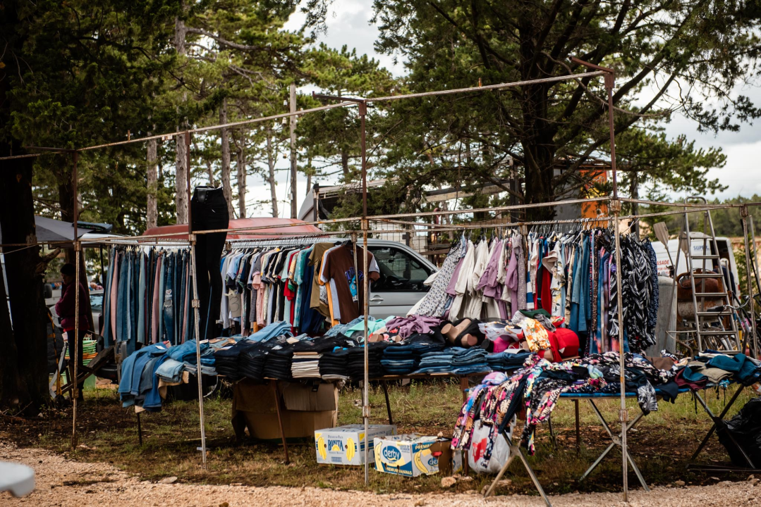Bili smo na Benkovačkom sajmu: Najtraženija 'roba' su CD-evi Thompsona i Bulića, a za prasetinu se čeka red