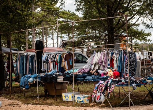 Fotografija 12 - Bili smo na Benkovačkom sajmu: Najtraženija 'roba' su CD-evi Thompsona i Bulića, a za prasetinu se čeka red