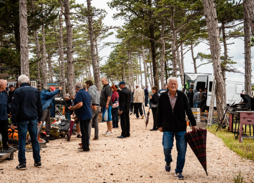 Fotografija 15 - Bili smo na Benkovačkom sajmu: Najtraženija 'roba' su CD-evi Thompsona i Bulića, a za prasetinu se čeka red
