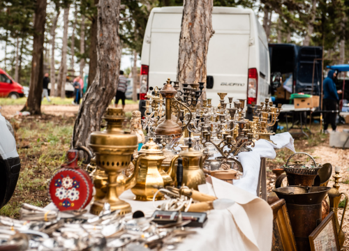 Fotografija 18 - Bili smo na Benkovačkom sajmu: Najtraženija 'roba' su CD-evi Thompsona i Bulića, a za prasetinu se čeka red