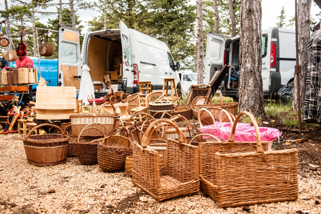 Bili smo na Benkovačkom sajmu: Najtraženija 'roba' su CD-evi Thompsona i Bulića, a za prasetinu se čeka red