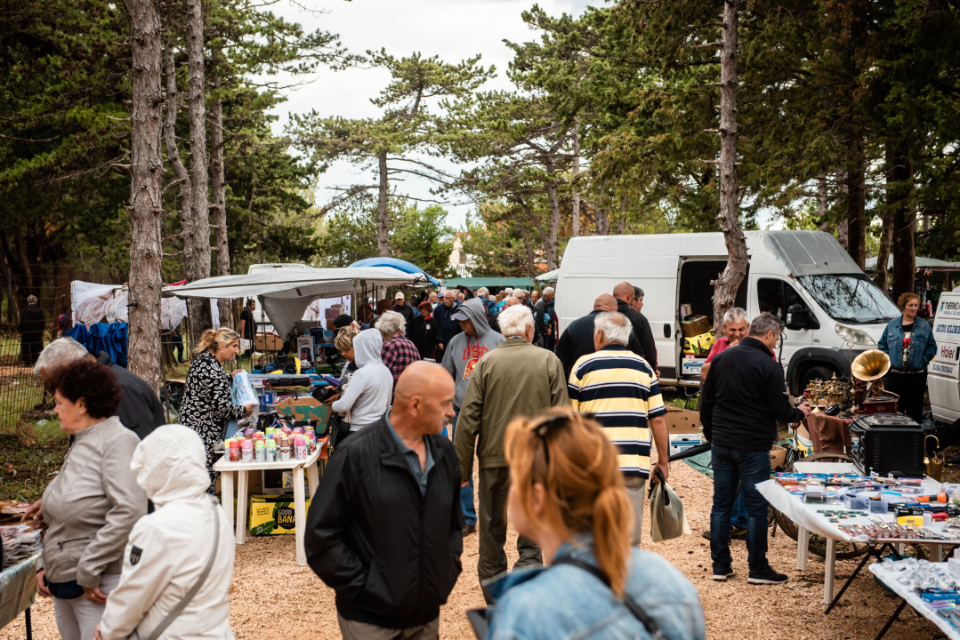 Bili smo na Benkovačkom sajmu: Najtraženija 'roba' su CD-evi Thompsona i Bulića, a za prasetinu se čeka red