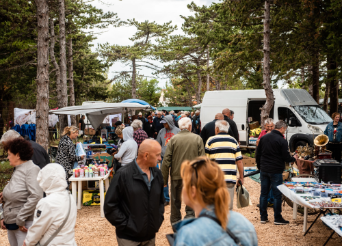 Fotografija 30 - Bili smo na Benkovačkom sajmu: Najtraženija 'roba' su CD-evi Thompsona i Bulića, a za prasetinu se čeka red