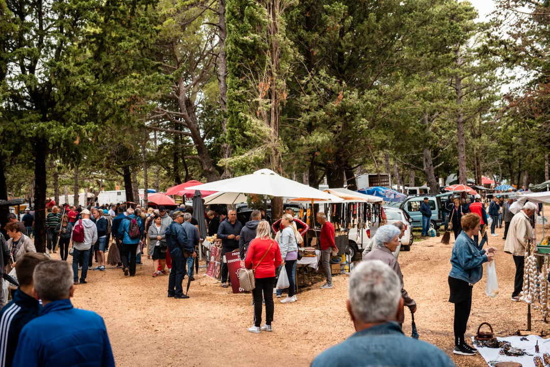 Bili smo na Benkovačkom sajmu: Najtraženija 'roba' su CD-evi Thompsona i Bulića, a za prasetinu se čeka red