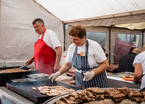 Fotografija 49 - Bili smo na Benkovačkom sajmu: Najtraženija 'roba' su CD-evi Thompsona i Bulića, a za prasetinu se čeka red