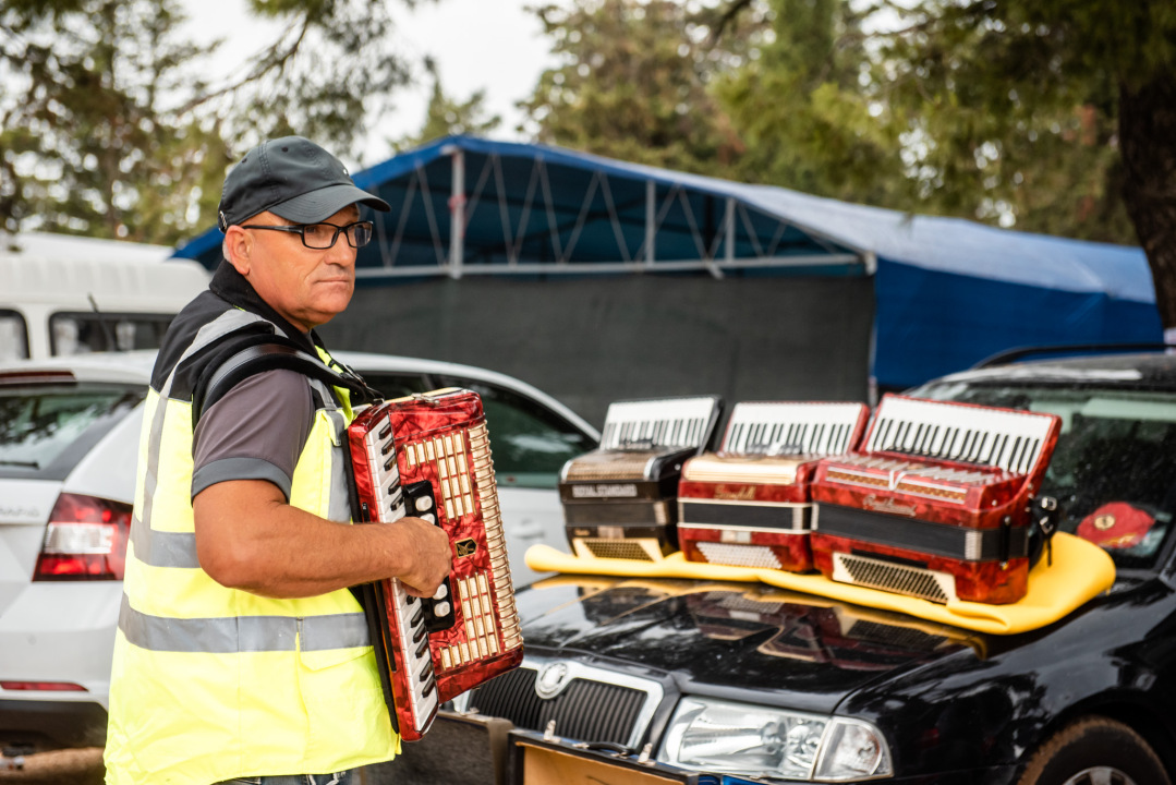 Bili smo na Benkovačkom sajmu: Najtraženija 'roba' su CD-evi Thompsona i Bulića, a za prasetinu se čeka red