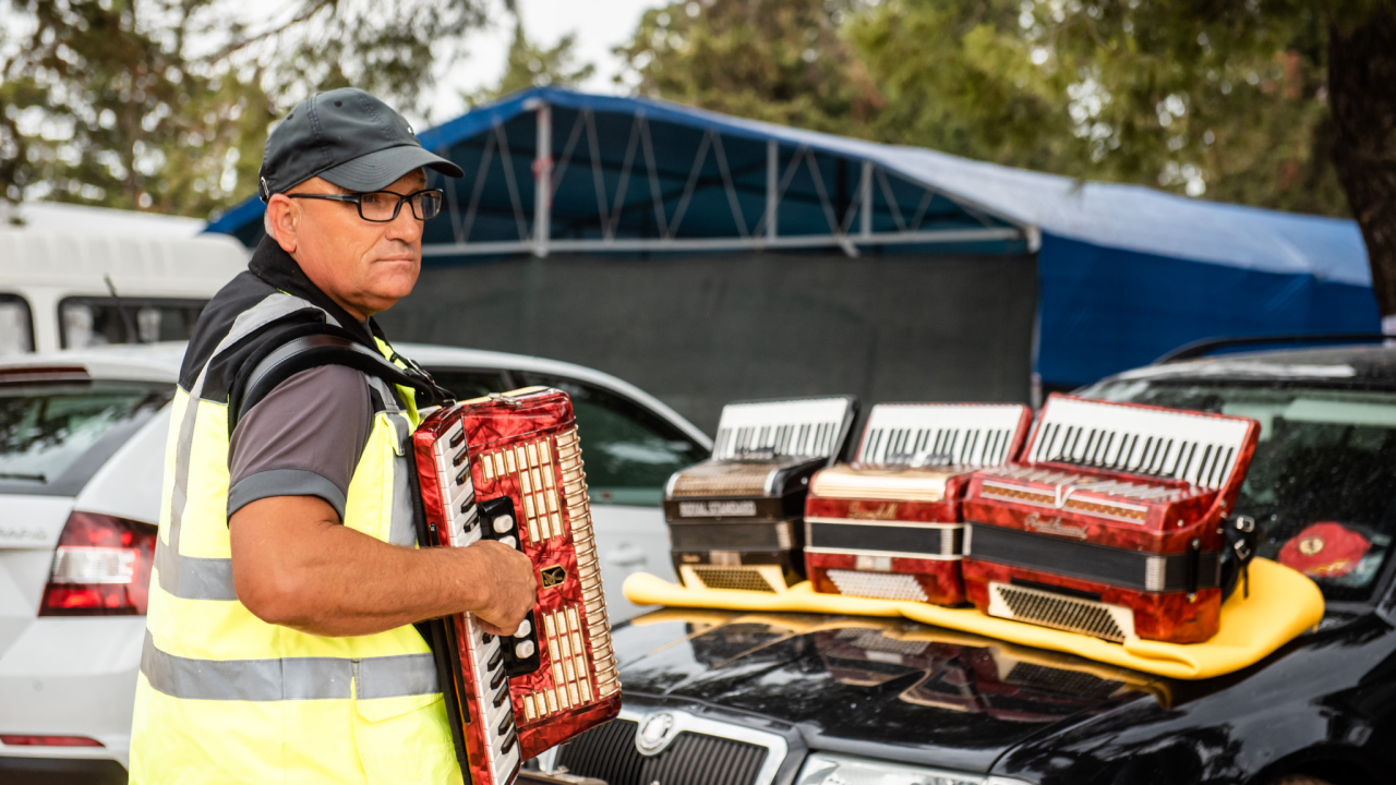 Bili smo na Benkovačkom sajmu: Najtraženija 'roba' su CD-evi Thompsona i Bulića, a za prasetinu se čeka red