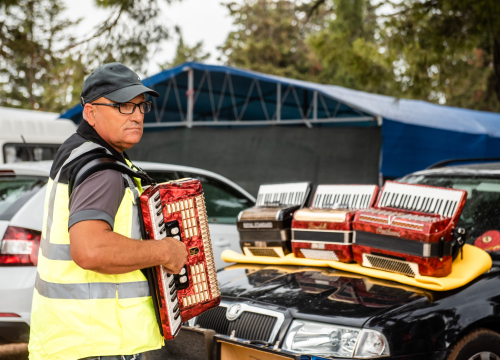 Fotografija 1 - Bili smo na Benkovačkom sajmu: Najtraženija 'roba' su CD-evi Thompsona i Bulića, a za prasetinu se čeka red