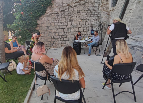 Večer poezije ispred Muzeja zaključila drugu rezidenciju 'Vesna Parun'