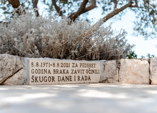 Fotografija 1 - Dane Škugor i supruga skupljali lemozinu u crkvi u Dubravi: Čak su i zavjetnu ploču postavili u crkvenom dvoru