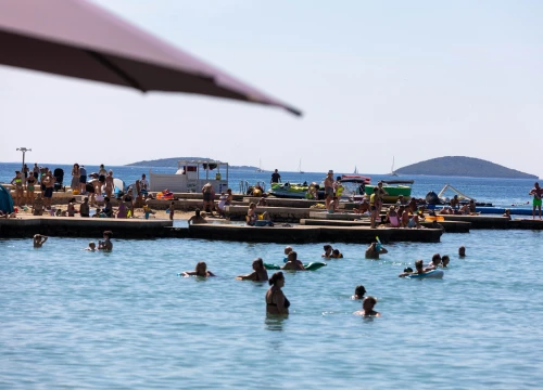 Fotografija 2 - Plaže u Vodicama i Srimi pune kao usred sezone