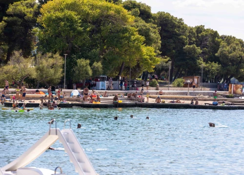 Fotografija 3 - Plaže u Vodicama i Srimi pune kao usred sezone