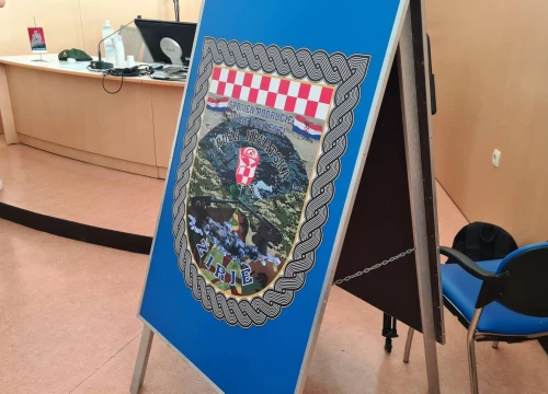 Fotografija 4 - U knjižnici održana tribina o spomen-području vojne povijesti Ruža hrvatska Žirje, večeras bakljada na tri lokacije