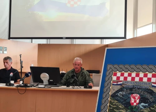 Fotografija 1 - U knjižnici održana tribina o spomen-području vojne povijesti Ruža hrvatska Žirje, večeras bakljada na tri lokacije