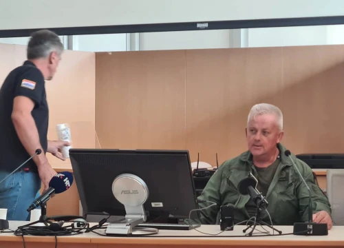 Fotografija 6 - U knjižnici održana tribina o spomen-području vojne povijesti Ruža hrvatska Žirje, večeras bakljada na tri lokacije