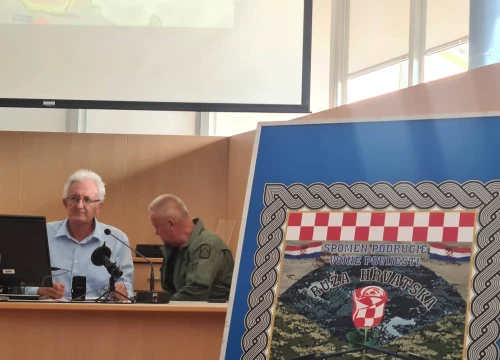 Fotografija 7 - U knjižnici održana tribina o spomen-području vojne povijesti Ruža hrvatska Žirje, večeras bakljada na tri lokacije