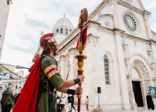 Fotografija 11 - Procesijom gradskim ulicama počela proslava sv. Mihovila, nebeskog zaštitnika Šibenika