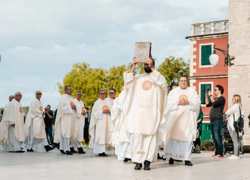 Fotografija 13 - Procesijom gradskim ulicama počela proslava sv. Mihovila, nebeskog zaštitnika Šibenika