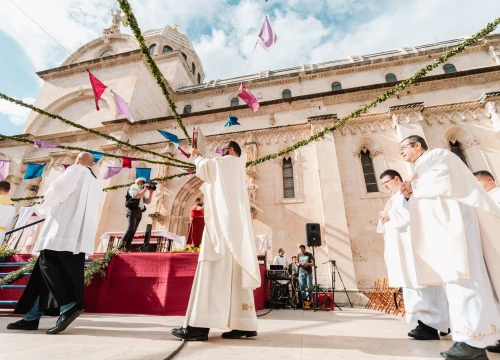 Fotografija 14 - Procesijom gradskim ulicama počela proslava sv. Mihovila, nebeskog zaštitnika Šibenika