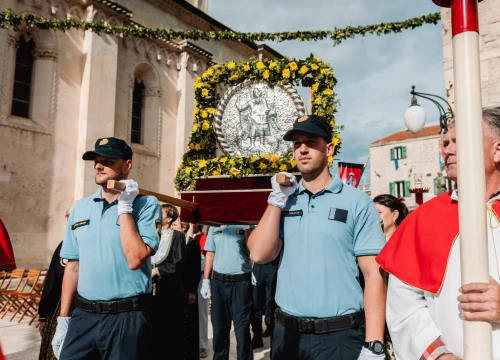 Fotografija 18 - Procesijom gradskim ulicama počela proslava sv. Mihovila, nebeskog zaštitnika Šibenika