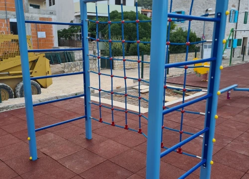 Fotografija 2 - Grad Šibenik i HZJZ u potpunosti obnovili dječje igralište na otoku Kapriju