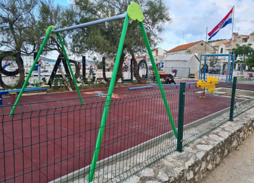 Fotografija 1 - Grad Šibenik i HZJZ u potpunosti obnovili dječje igralište na otoku Kapriju