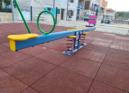 Fotografija 4 - Grad Šibenik i HZJZ u potpunosti obnovili dječje igralište na otoku Kapriju
