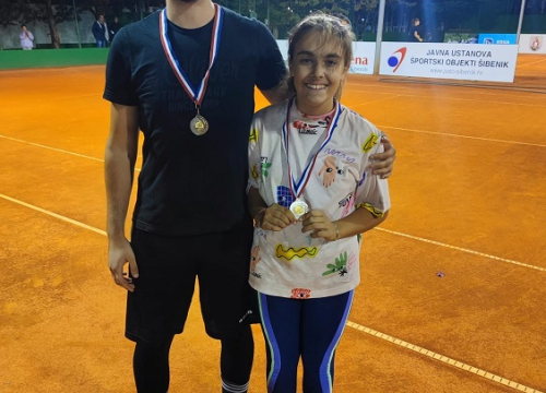 Fotografija 4 - Završen teniski turnir "Sv. Mihovil": Kod muških slavio Fabijan Šprljan, Ani Matošin sve 3 titule