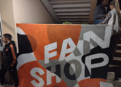 Fotografija 2 - Otvoren Fan shop GKK Šibenke: Mala svečanost i gužva na prvi dan
